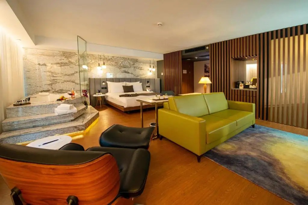 THE CRATON HOTEL