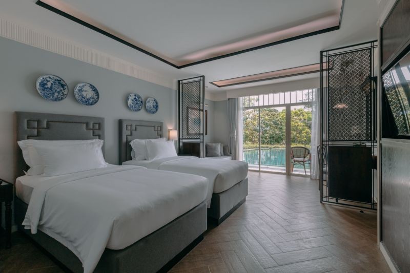 deluxe pool access