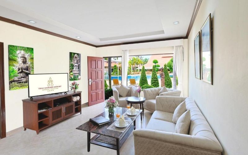 1 bedroom apartment poolside