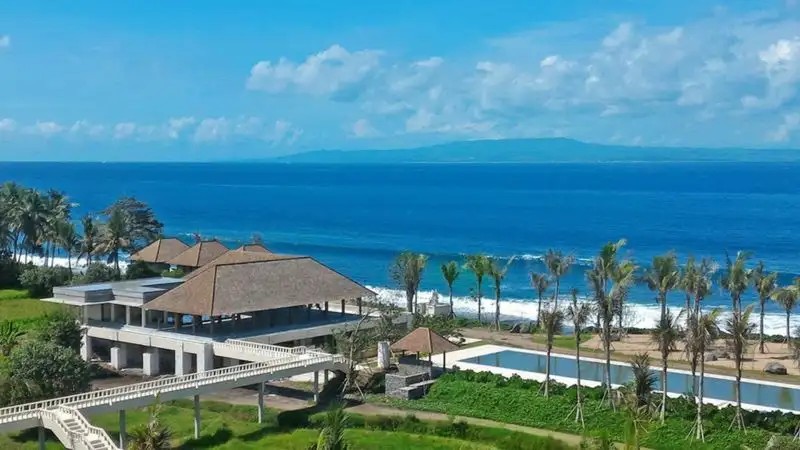 KOMANEKA AT KERAMAS BEACH