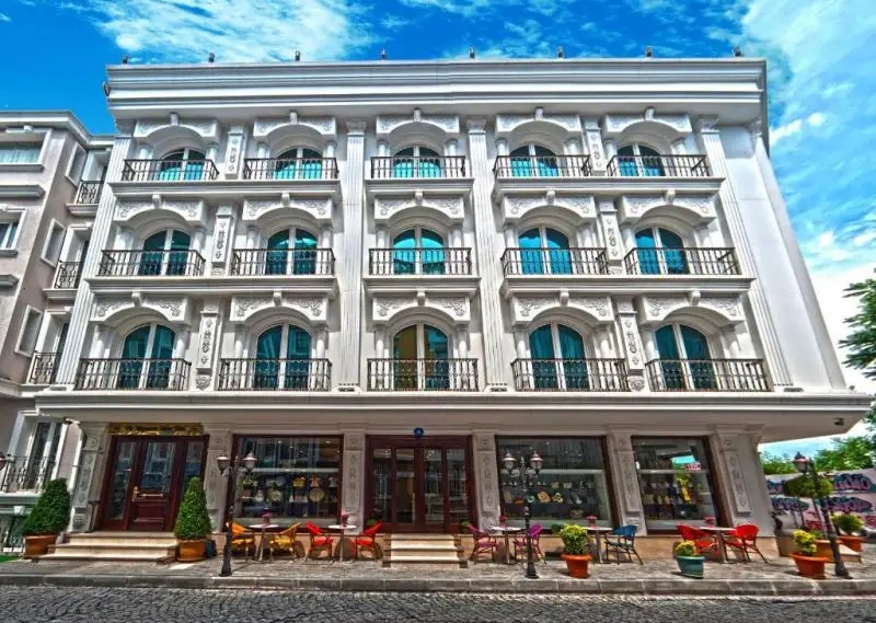 THE MAGNAURA PALACE