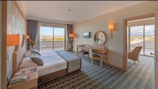 corner jacuzzi suite land view