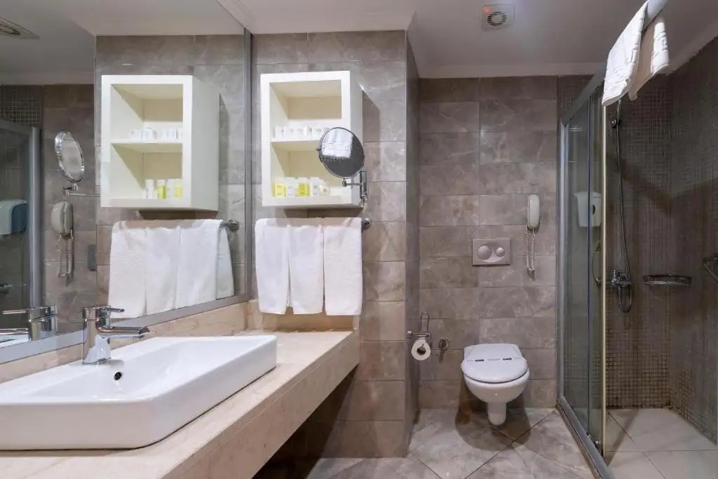 LAKE & RIVER SIDE HOTEL & SPA