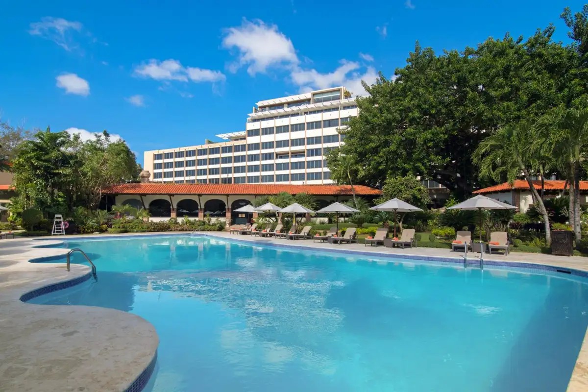 EL EMBAJADOR A ROYAL HIDEAWAY HOTEL (EX. OCCIDENTAL)