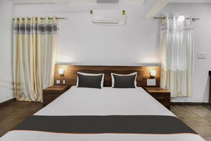 HOLIDAY SUITES