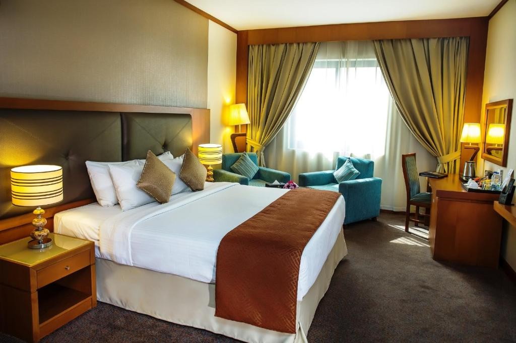 LANDMARK SUMMIT HOTEL (EX. SUMMIT HOTEL, HALLMARK HOTEL)