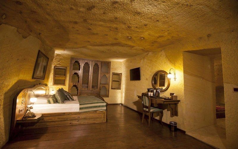 royal cave & pool suites