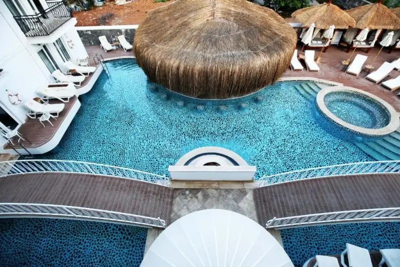 PINEHILL HOTEL & SUITES