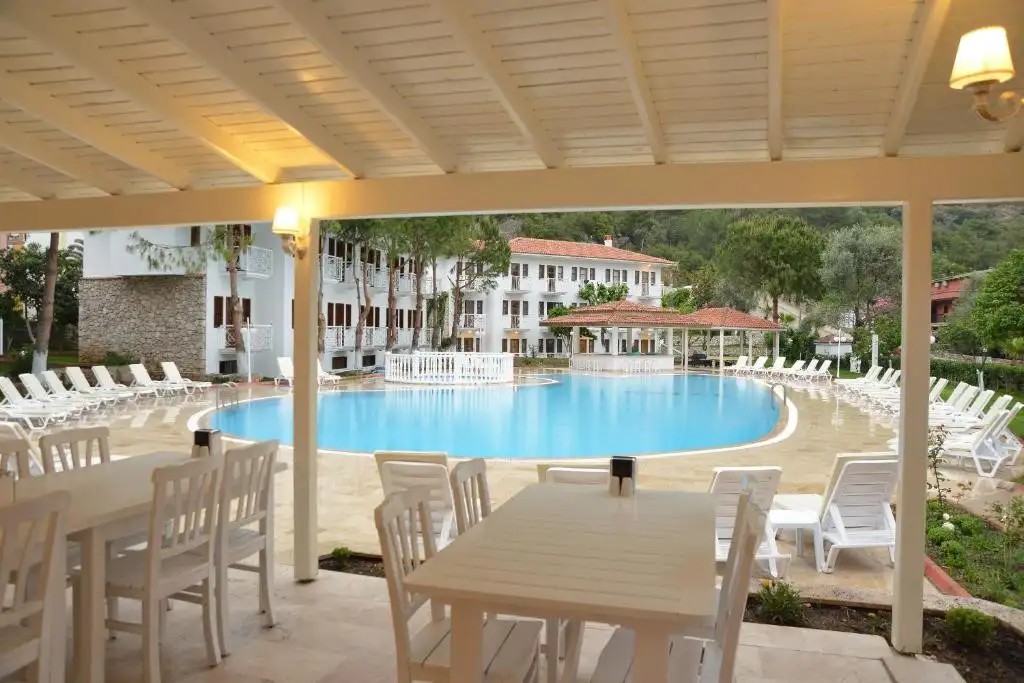 WHITE HOTEL