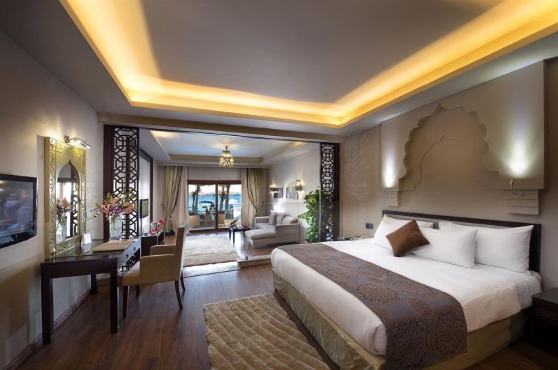 executive suite swim up