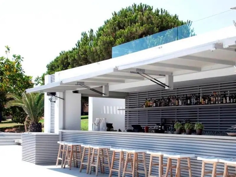 THE BAY HOTEL & SUITES