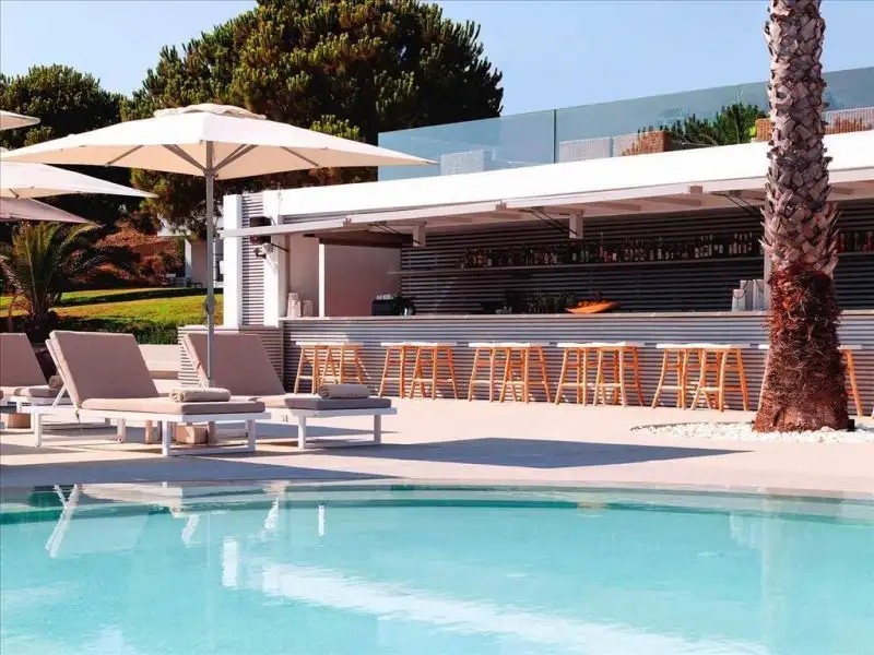 THE BAY HOTEL & SUITES