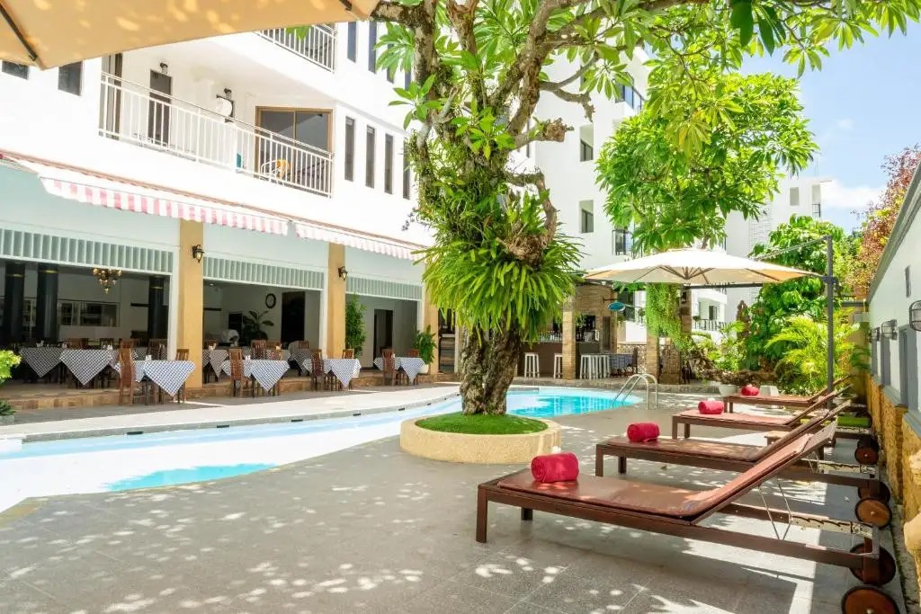 LA VINTAGE RESORT (EX. POPPA PALACE)