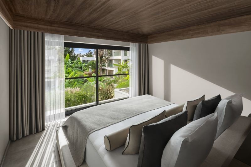 family suite land view