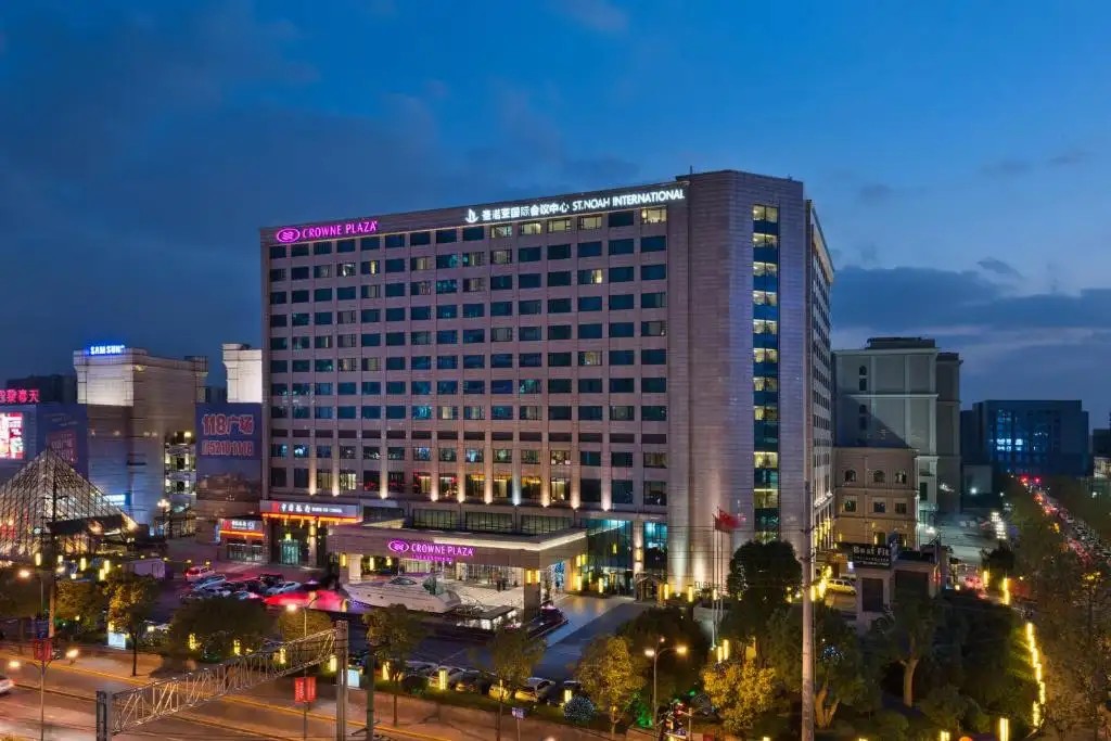 CROWNE PLAZA NOAH SQUARE