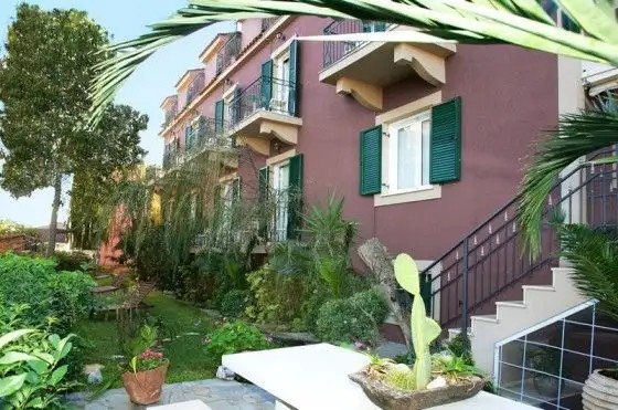 CAPTAINS HOUSE HOTEL