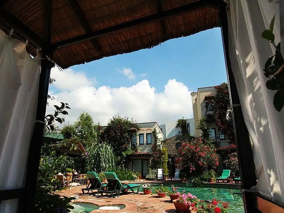 EL VINO HOTEL & SUITES