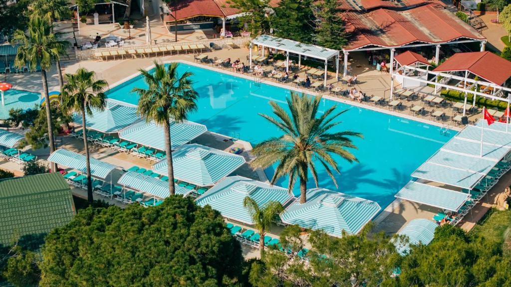 PIRATES BEACH CLUB