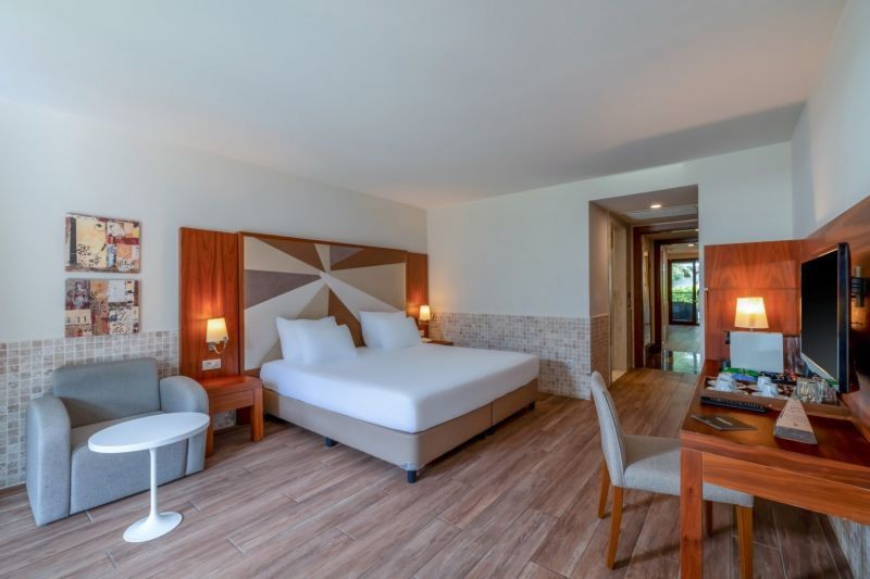 lagoon family suite with 1 bathroom swim-up sharing pool