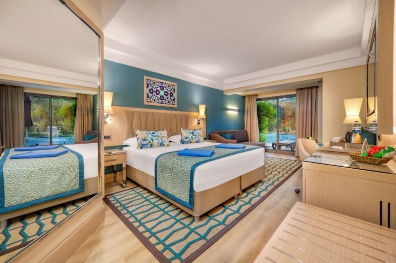 deluxe swim up suites