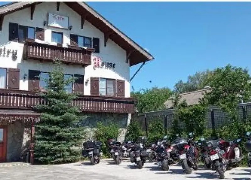 COUNTRY HOUSE
