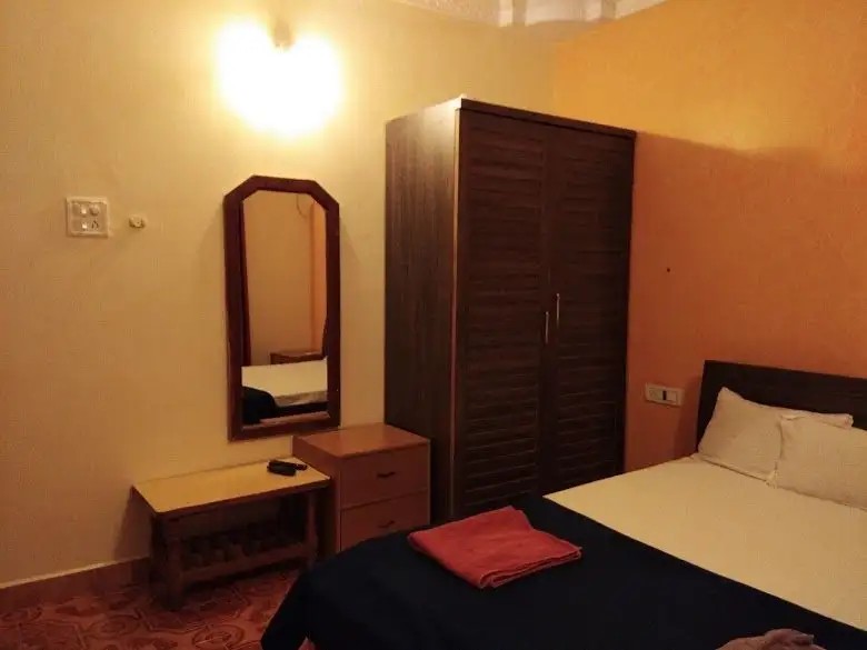 HILLS DEN GUEST HOUSE