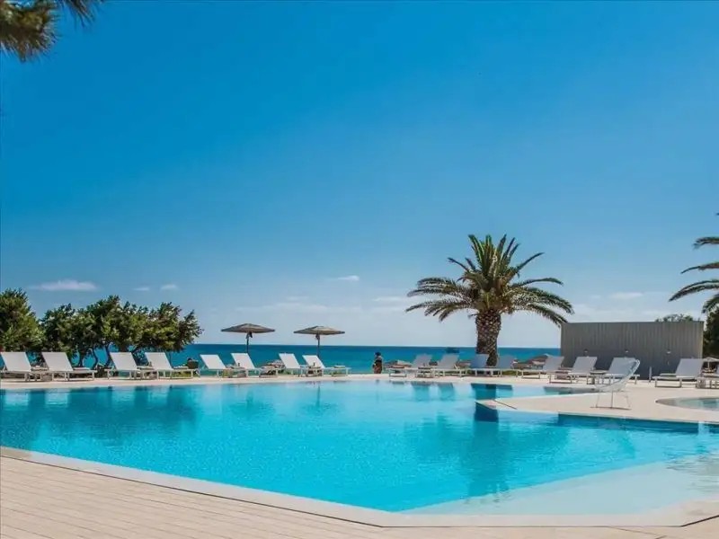 THE BAY HOTEL & SUITES