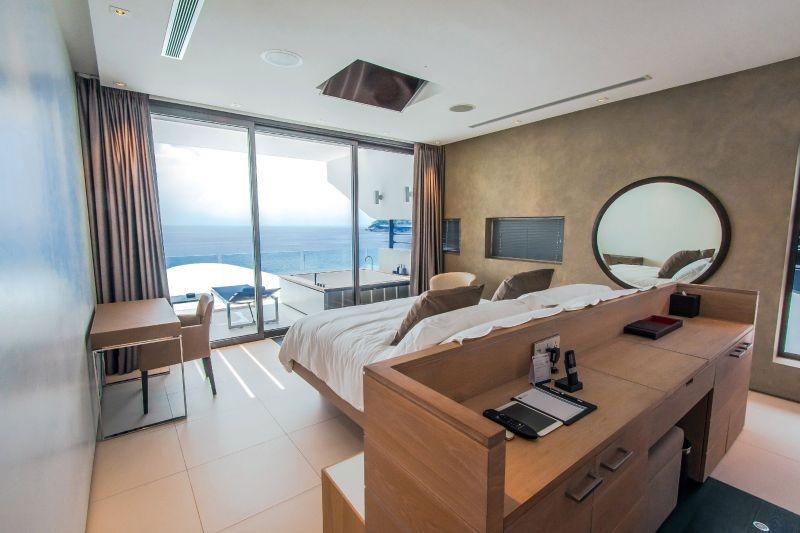 4 bedrooms sky pool villa
