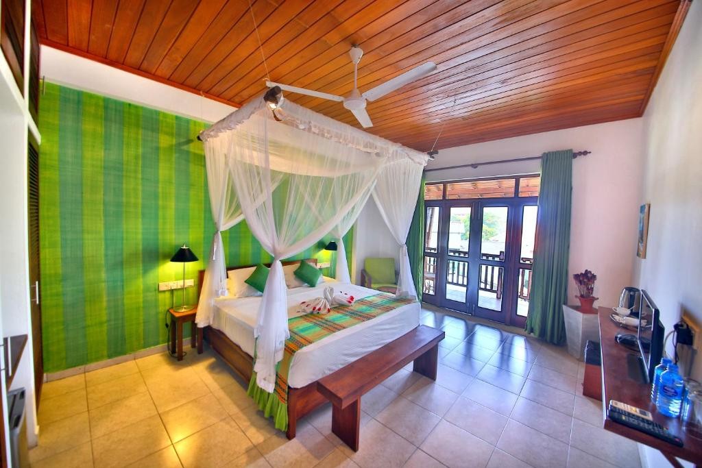 ROCKSIDE BEACH RESORT