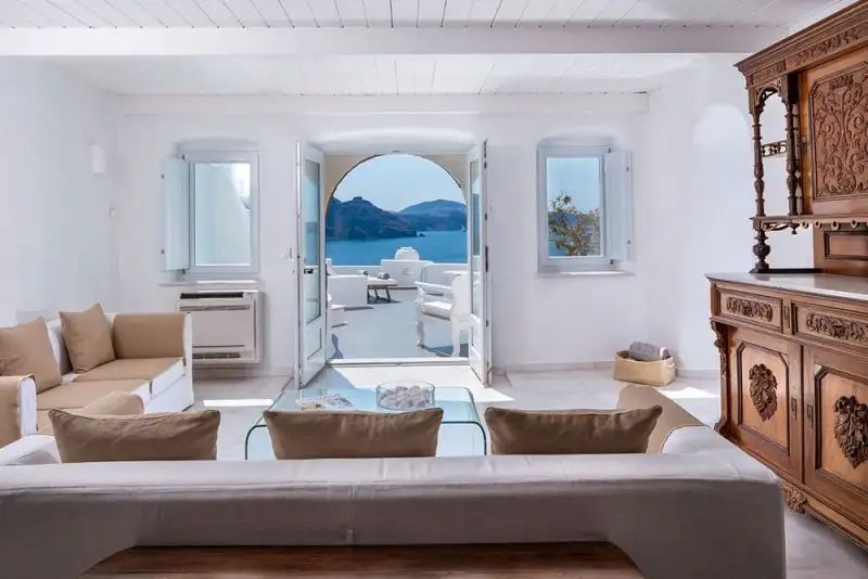 CANAVES OIA HOTEL