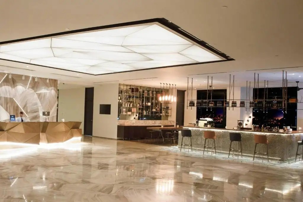 RENAISSANCE RIVERSIDE HOTEL