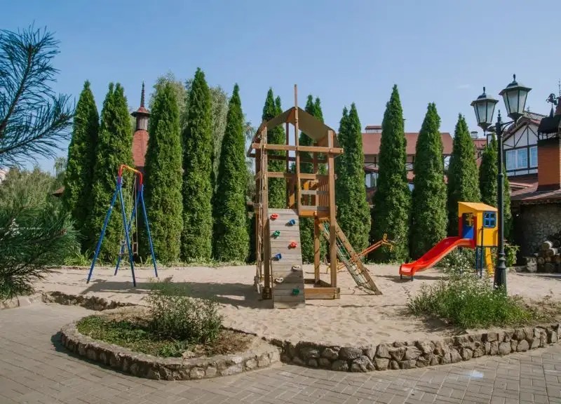 КОНЮШЕННЫЙ ДВОР