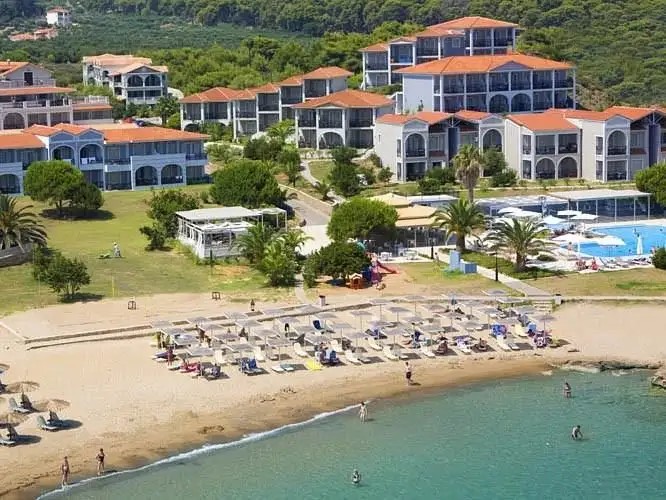 THE BAY HOTEL & SUITES