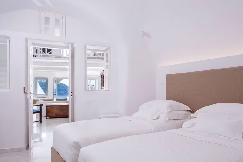 CANAVES OIA HOTEL