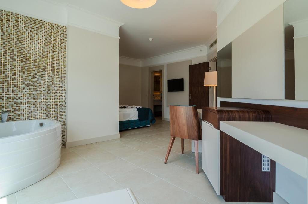 THE LUMOS DELUXE RESORT HOTEL & SPA