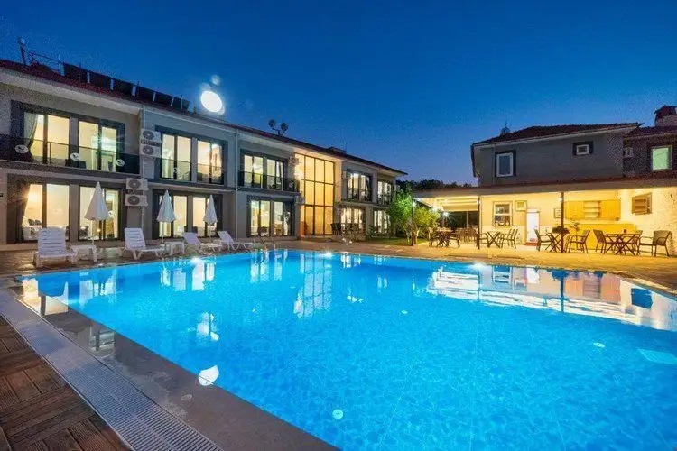 THE HALCYON ROOMS & SUITES HOTEL