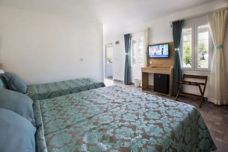 KEFI BEACH AND SUITES