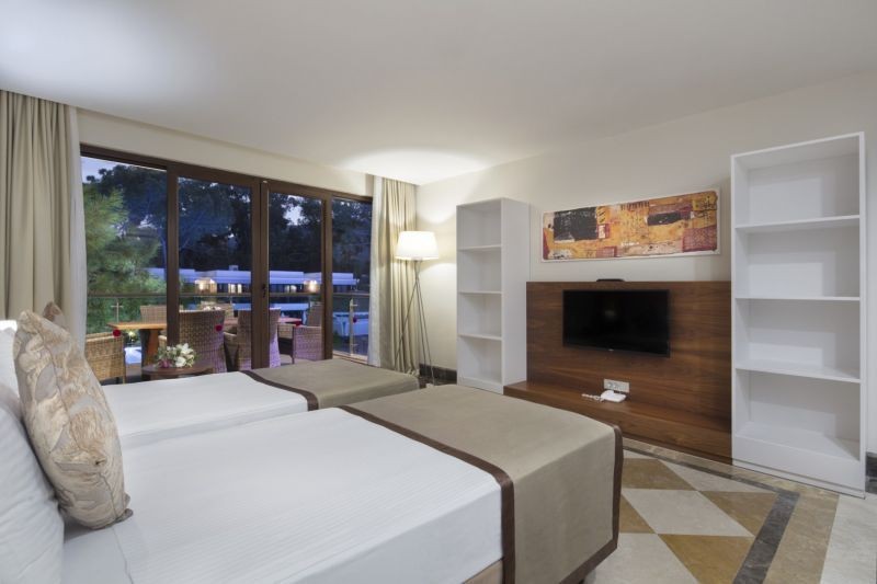 lagoon family suite with 2 bathroom swim-up sharing pool