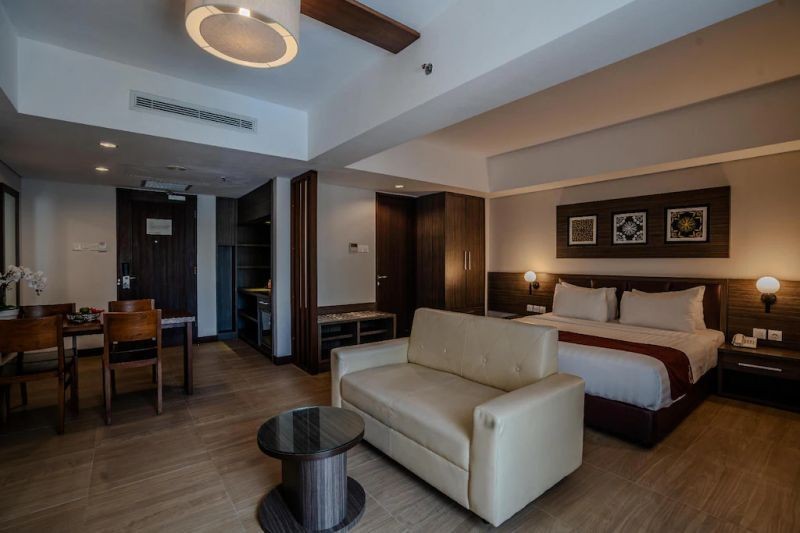 suite balcony with bathtub