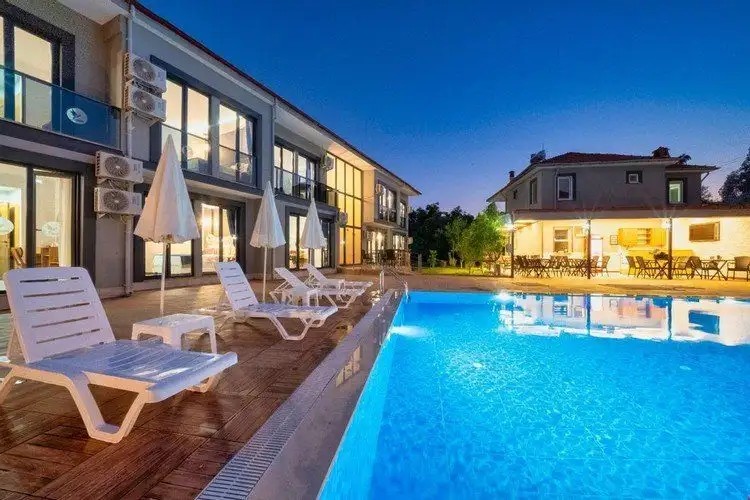THE HALCYON ROOMS & SUITES HOTEL