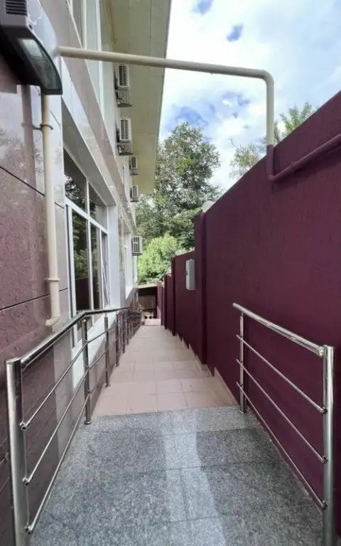 ДОМИК НА АКАЦИЯХ
