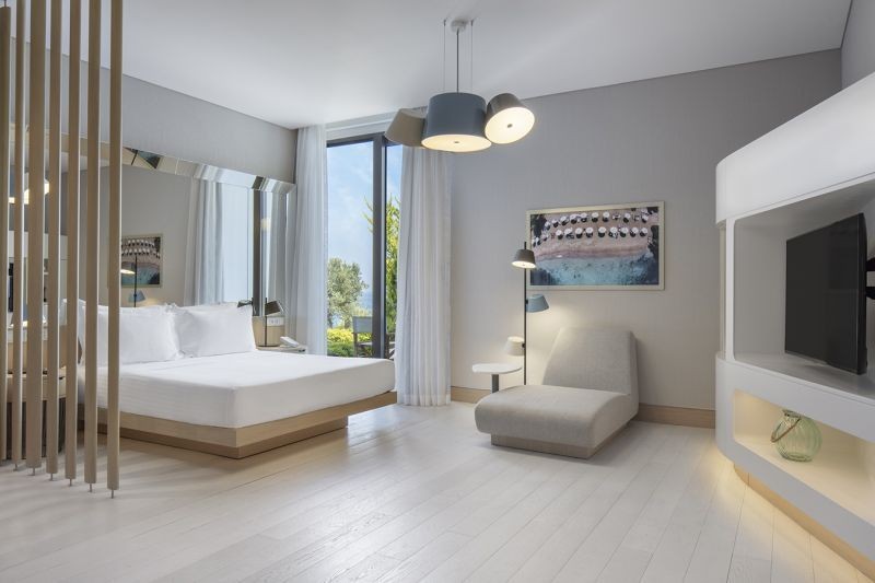 king junior suite with pool partial sea view