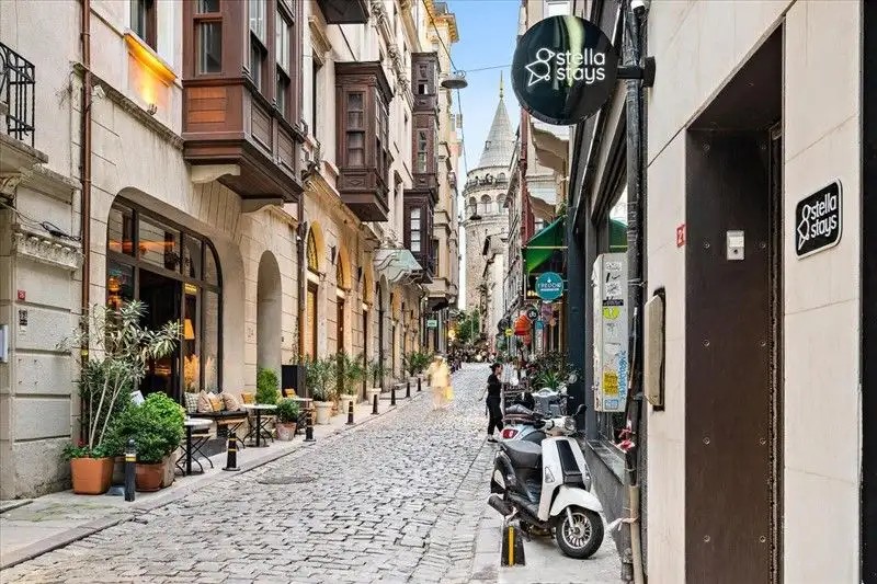 STELLA STAYS ISTANBUL