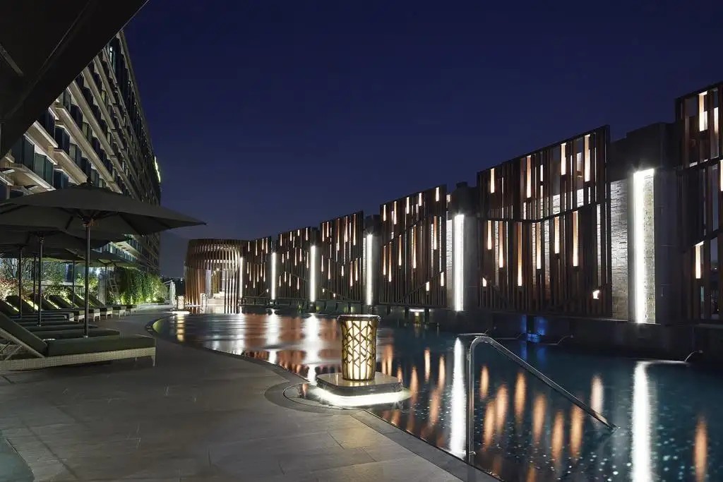 ROYAL PLAZA HOTEL