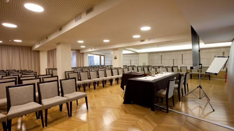 BREAKING BUSINESS HOTEL