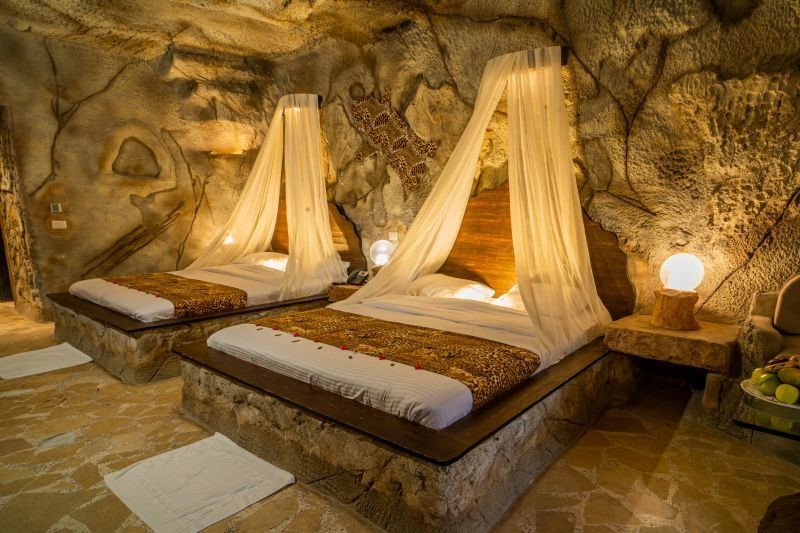 deluxe pool view cave