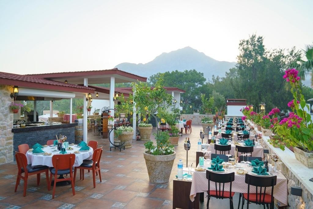 PIRATES BEACH CLUB