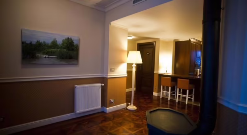 QUEENS COURT & RESIDENCE