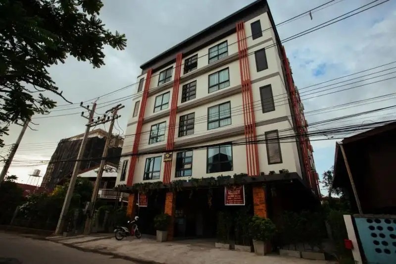 NOBLE TARNTONG BOUTIQUE