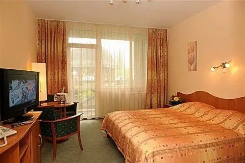 HUNGUEST HOTEL FLORA